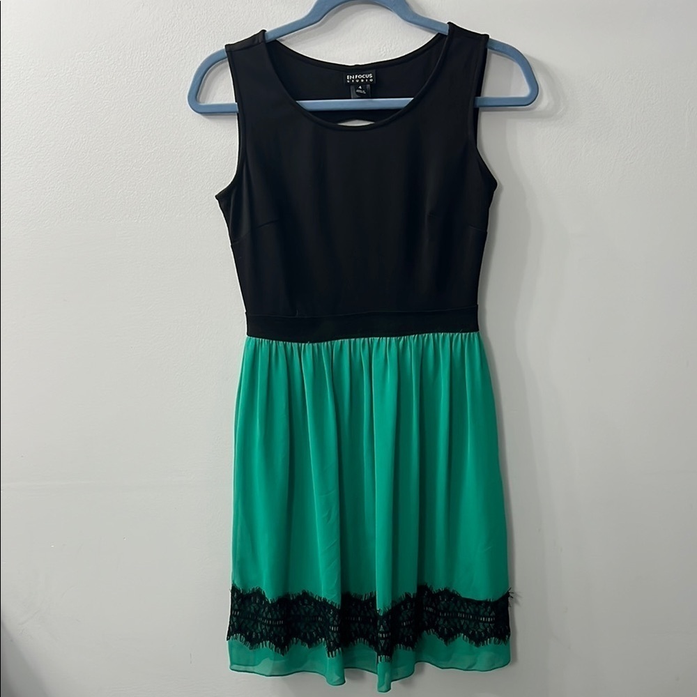 En Focus Studio Black & Green Sleeveless Back Cutout Lace Color Block Dress Sz 4